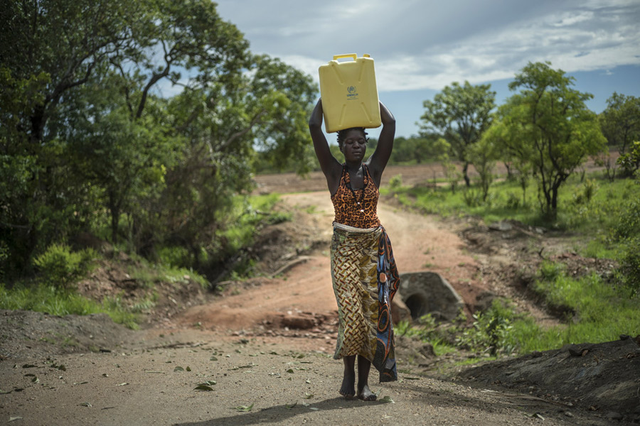 Beatrice llevando agua en el asentamiento de refugiados de Imvepi. Fotografía: Kieran Doherty/Oxfam