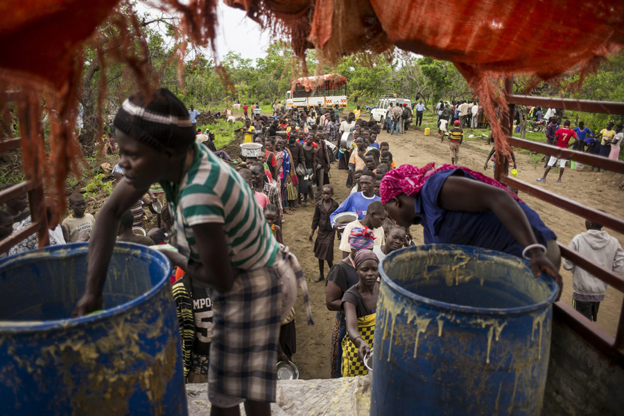 Distribución de comida caliente en el asentamiento de refugiados de Imvepi (Uganda). Fotografía: Kieran Doherty/Oxfam