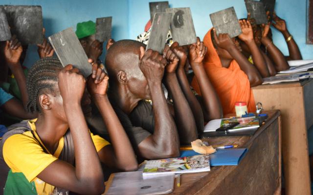 Des victimes de violences apprennent à écrire la lettre « e » pendant une séance d’alphabétisation au Foyer féminin de Bria, en République centrafricaine. Photo : Aurélie Godet/Oxfam
