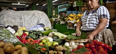 Una mujer en su puesto de venta de verduras en el mercado central de Guatemala. Foto: Pablo Tosco/Oxfam 