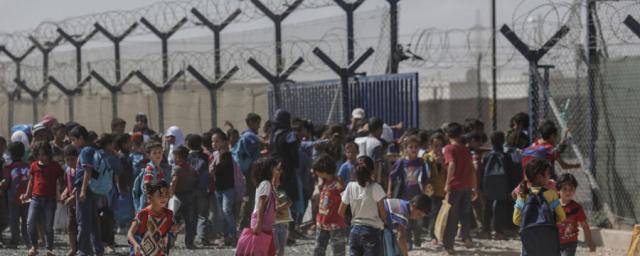 Niños sirios se reúnen fuera de una escuela en el campamento de refugiados de Zaatari en Jordania, el 21 de septiembre de 2015. Se estima, que como país anfitrión, Jordania gastara  870 millones de dólares al año en apoyo a refugiados sirios. Foto: Sam T