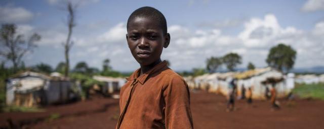 Un joven refugiado de Burundi frente al campo de refugiados de Nyarugusu, en Tanzania, el pasado 26 de marzo de 2016. De acuerdo con ACNUR, Nyarugusu es “uno de los campos de refugiados más grandes y superpoblados del mundo” y actualmente acoge a más de 1