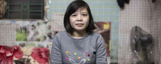 Hoan est employée dans l’usine de vêtements de Tinh Loi, dans le nord du Vietnam, où elle emballe des t-shirts et des chemises destinées à l’exportation. Elle travaille 62 heures par semaine en moyenne et gagne environ 1 dollar de l’heure.