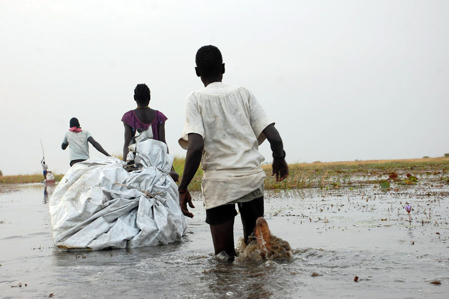 Marissa y su familia trajeron hasta Nyal lo que les quedaba, arrastrando sus posesiones en lonas de plástico por los pantanos. Foto: Dorothy Sang/Oxfam