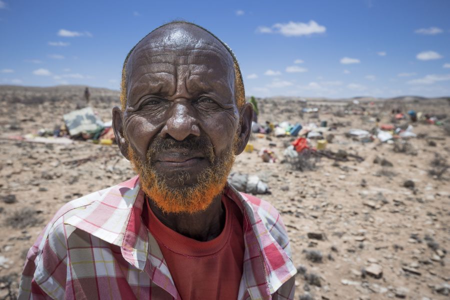 Mahmoud Geedi Ciroobay (en la imagen de arriba) es de Kalsheikh, que se encuentra a 60 km de la zona próxima a Garadag donde se han asentado las comunidades pastoralistas.