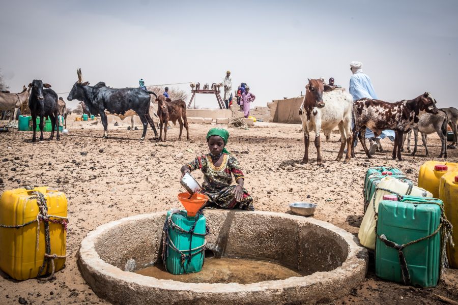 onl_16928_niger_girl_water.jpg