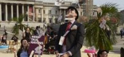 Tras el escándalo de los Papeles de Panamá en 2016, los activistas por una fiscalidad justa convirtieron la plaza de Trafalgar de Londres en un paraíso fiscal tropical para presionar a los líderes mundiales. Foto: Andy Hall/Oxfam 
